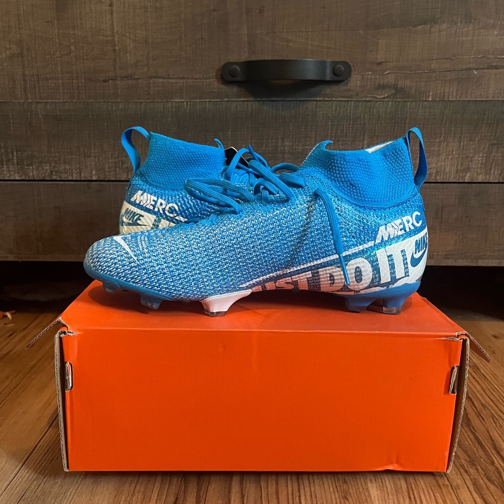 Youth UNISEX Nike Blue cleats. BRAND NEW!